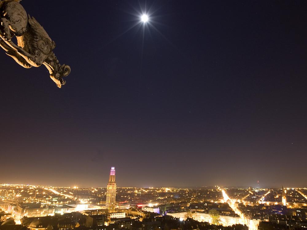 Vue de nuit sur Amiens depuis les hauteurs de la cathédrale Notre-Dame