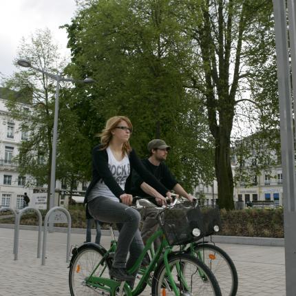 Couple à vélo se promenant en centre-ville d'Amiens