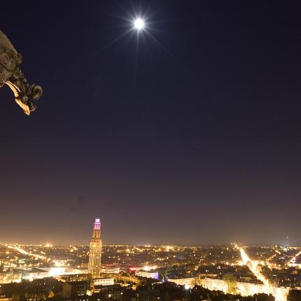 Vue de nuit sur Amiens depuis les hauteurs de la cathédrale Notre-Dame