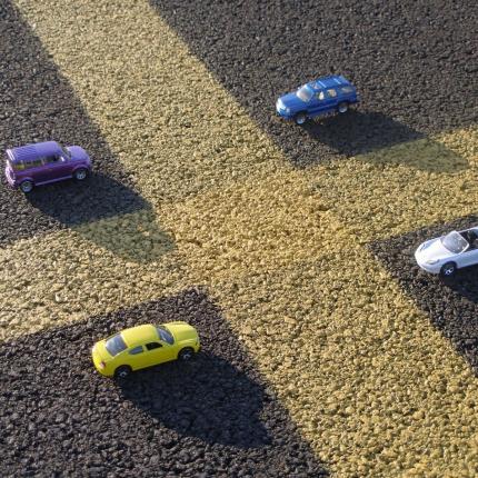 Photo de quatre voitures stationner sur un parking rue